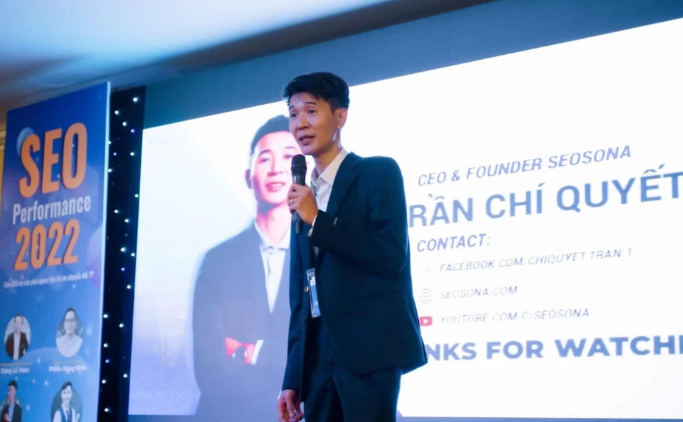 SEO Specialist là gì? Bí quyết trở thành SEO Specialist 2025 29 Hình ảnh Quyết đang chia sẻ tại một sự kiện SEO
